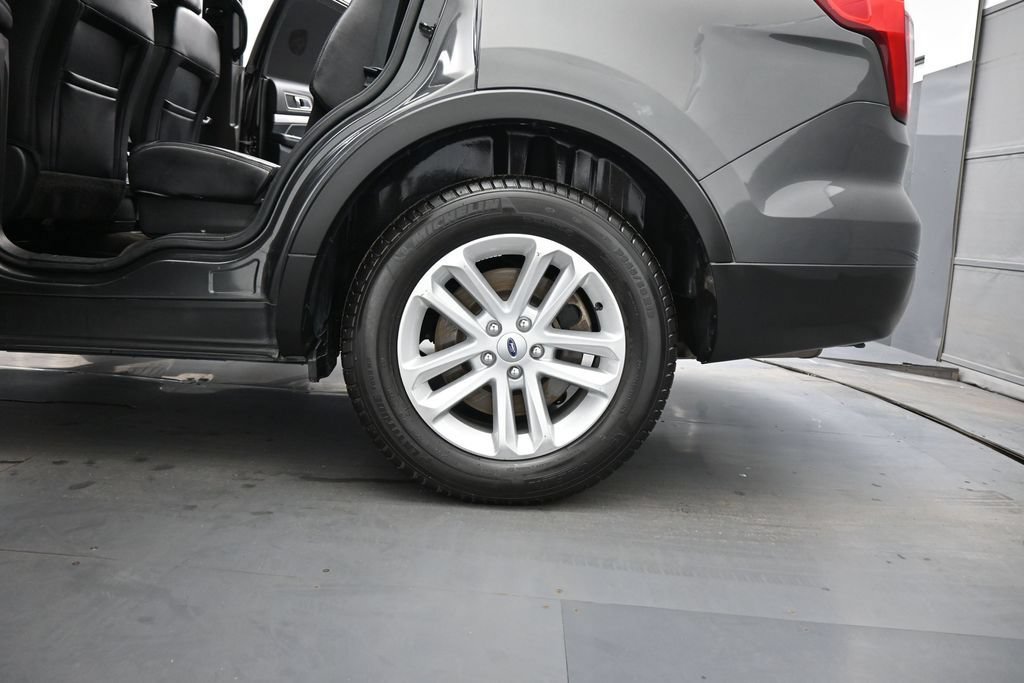 Certified 2017 Ford Explorer XLT w/ Equipment Group 202A FWD image 21
