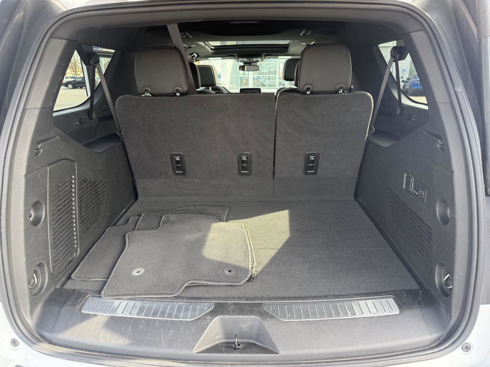 Used 2024 Chevrolet Suburban RST w/ Luxury Package image 16