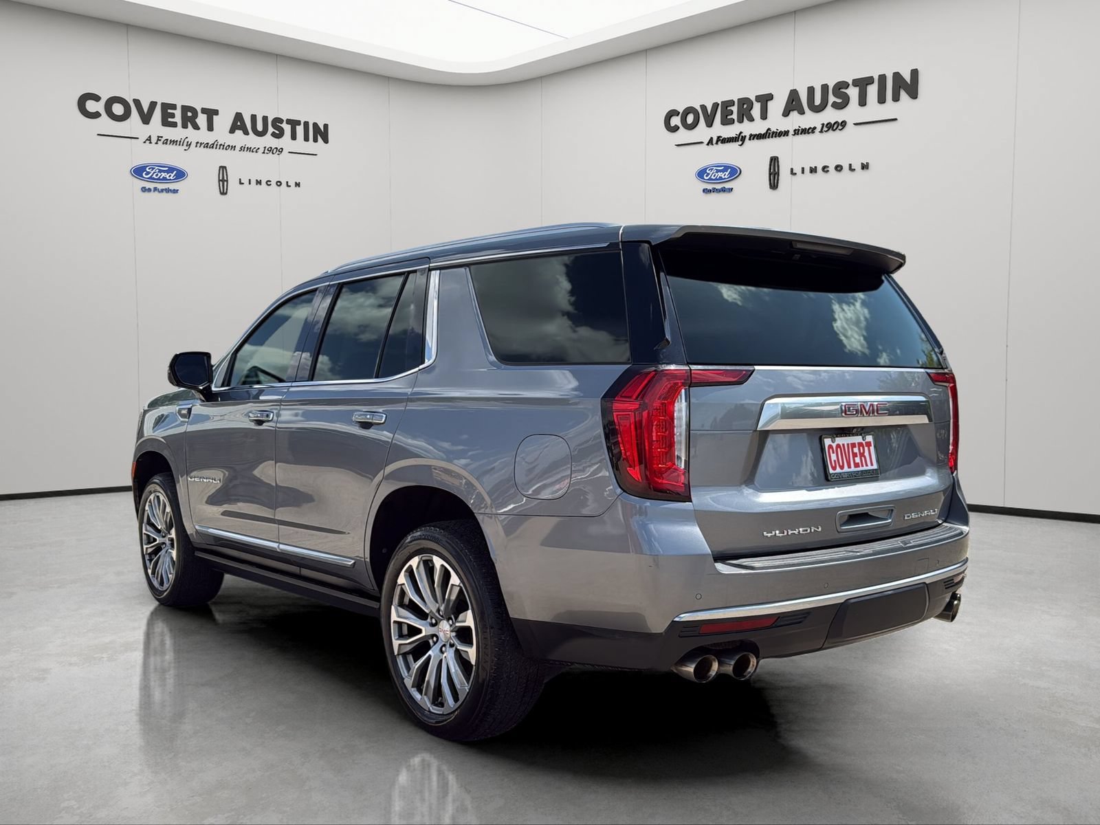 Used 2021 GMC Yukon Denali w/ Denali Premium Package AWD/4WD image 3