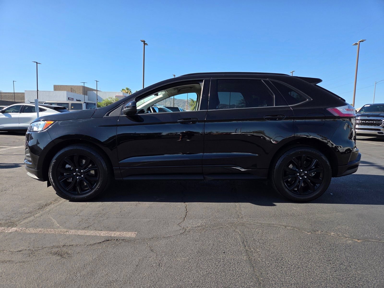 Certified 2022 Ford Edge SE w/ Black Appearance Package AWD/4WD image 3