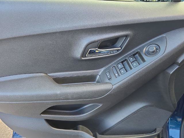 Used 2020 Chevrolet Trax LT w/ LT Convenience Package AWD/4WD image 17