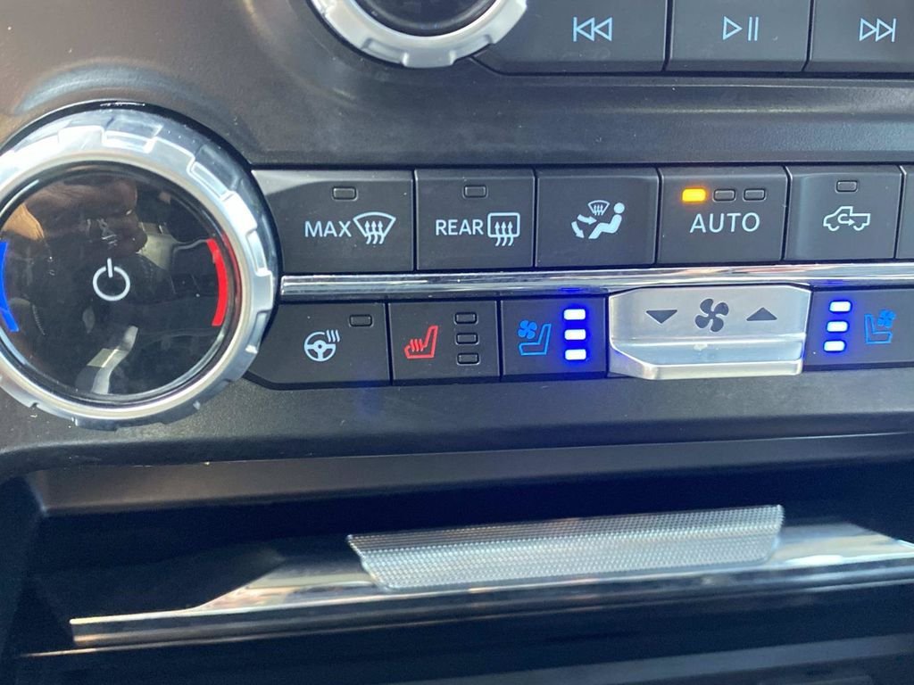Certified 2025 Ford F350 Lariat w/ Lariat Ultimate Package AWD/4WD image 32