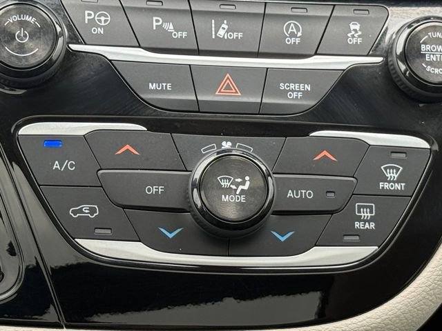 Used 2018 Chrysler Pacifica Limited w/ Tire & Wheel Group FWD image 5