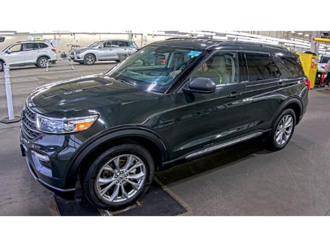 Certified 2022 Ford Explorer XLT w/ Equipment Group 202A AWD/4WD image 2