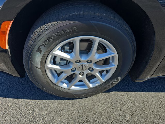 Used 2023 Chrysler Pacifica Touring-L image 3