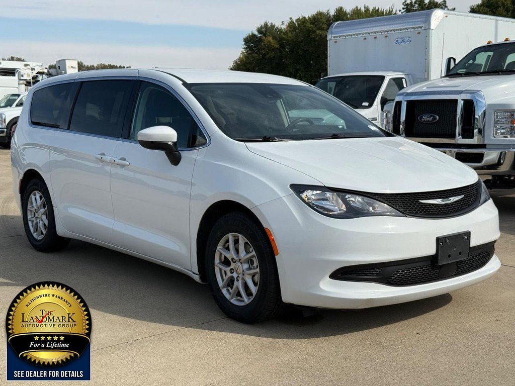 Used 2023 Chrysler Voyager LX FWD image 3