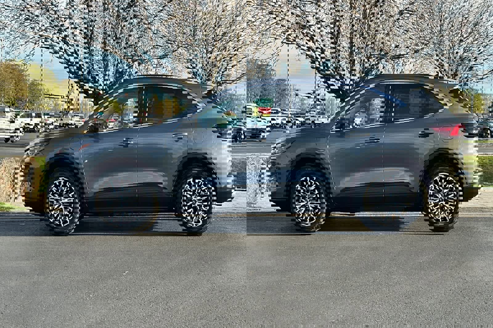 Certified 2025 Ford Escape SE w/ PHEV Premium Package image 2