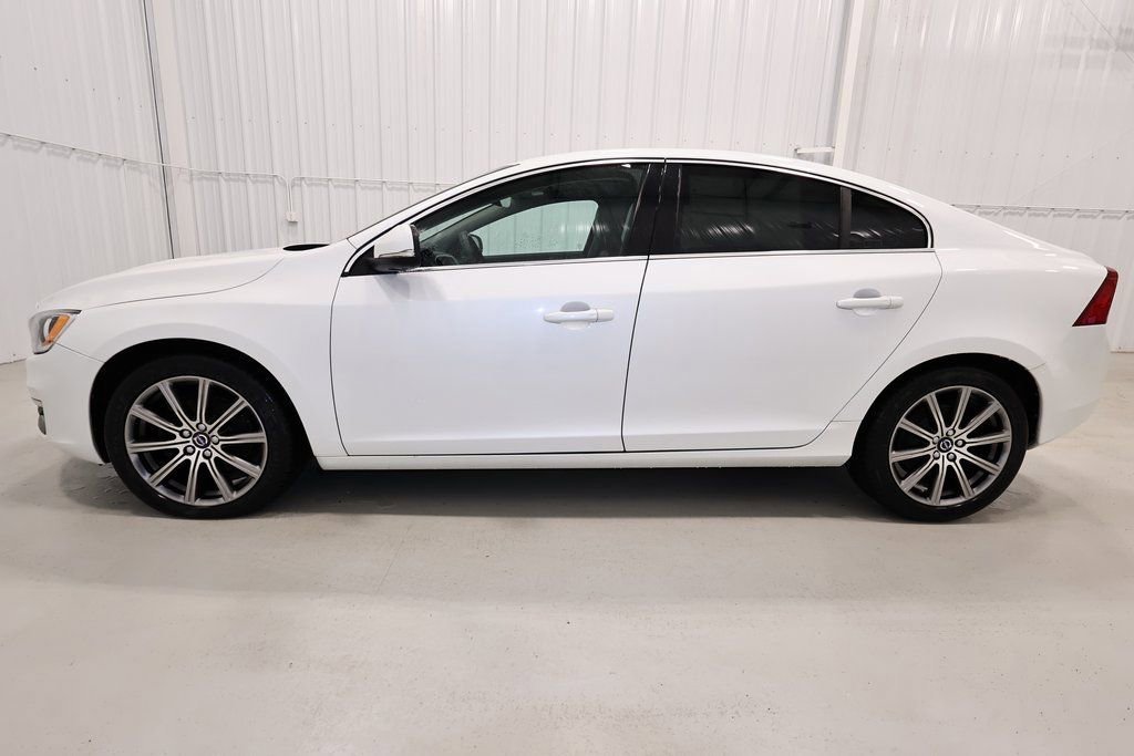 Used 2017 Volvo S60 T5 Inscription image 2