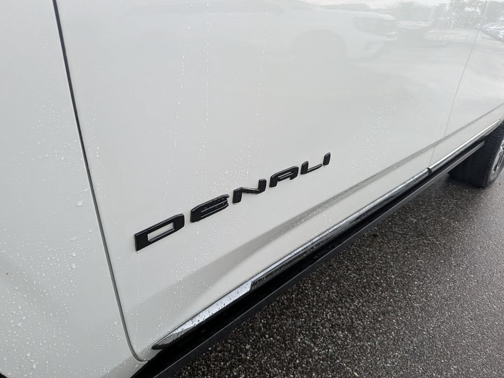 Used 2023 GMC Yukon XL Denali Ultimate AWD/4WD image 11