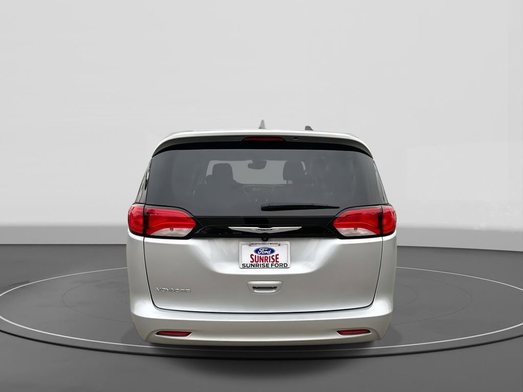 Used 2023 Chrysler Voyager LX image 4