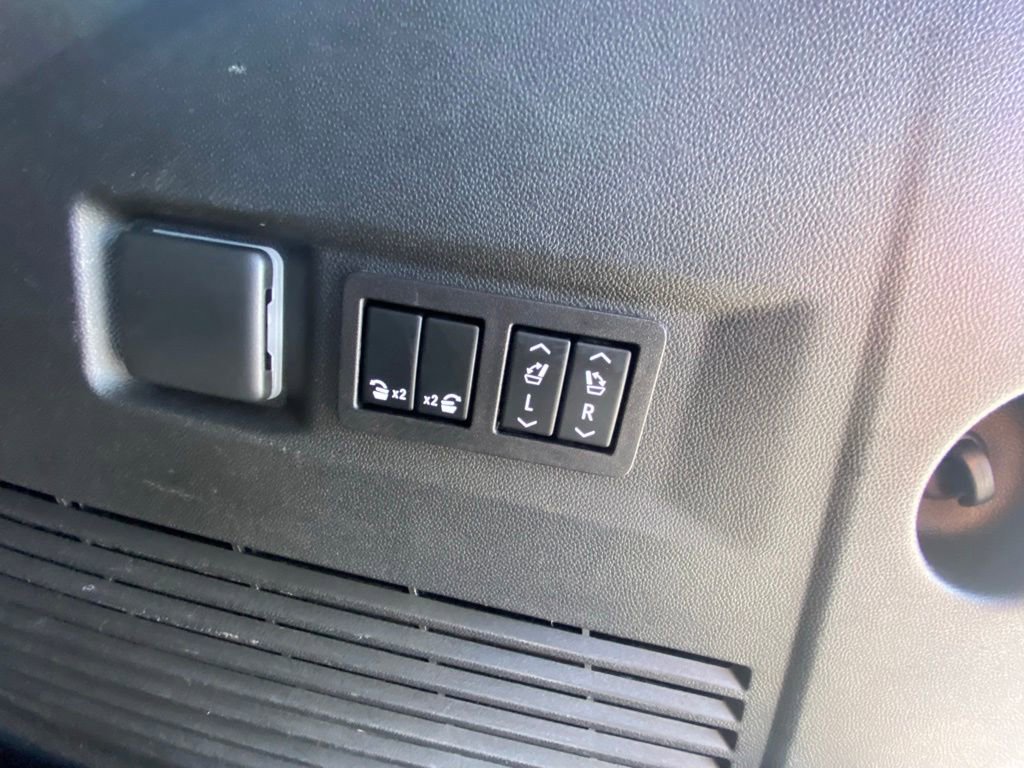 Used 2023 GMC Yukon AT4 w/ Technology Package AWD/4WD image 27