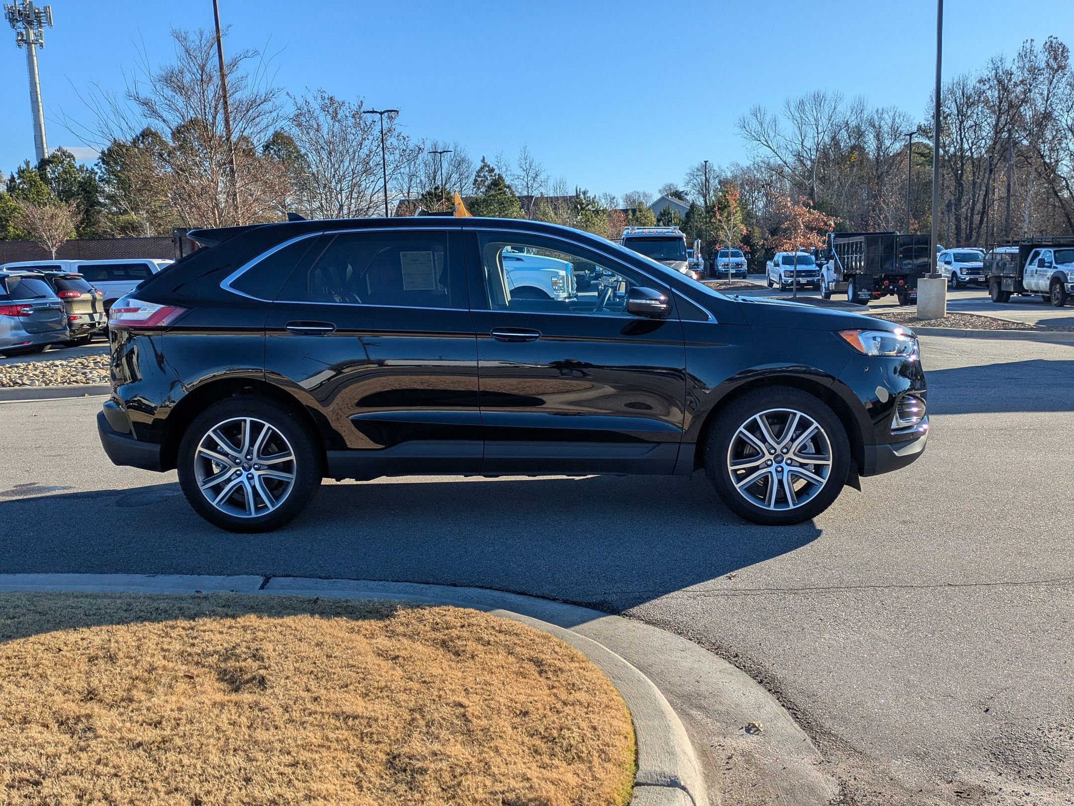 Certified 2022 Ford Edge Titanium w/ Class II Trailer Tow Package image 7