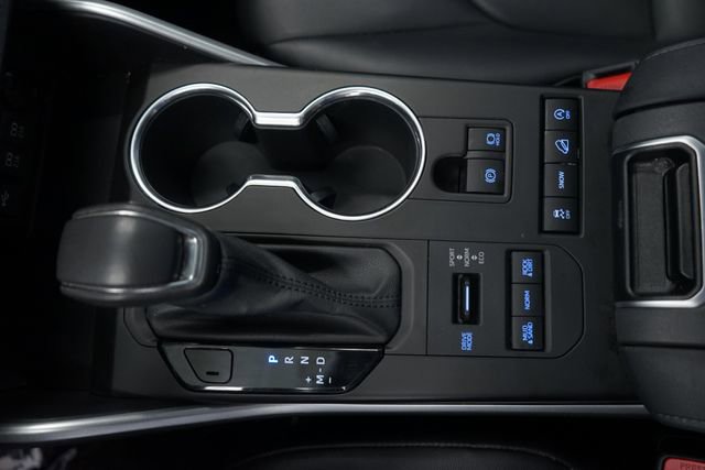 Used 2021 Toyota Highlander XLE AWD/4WD image 24