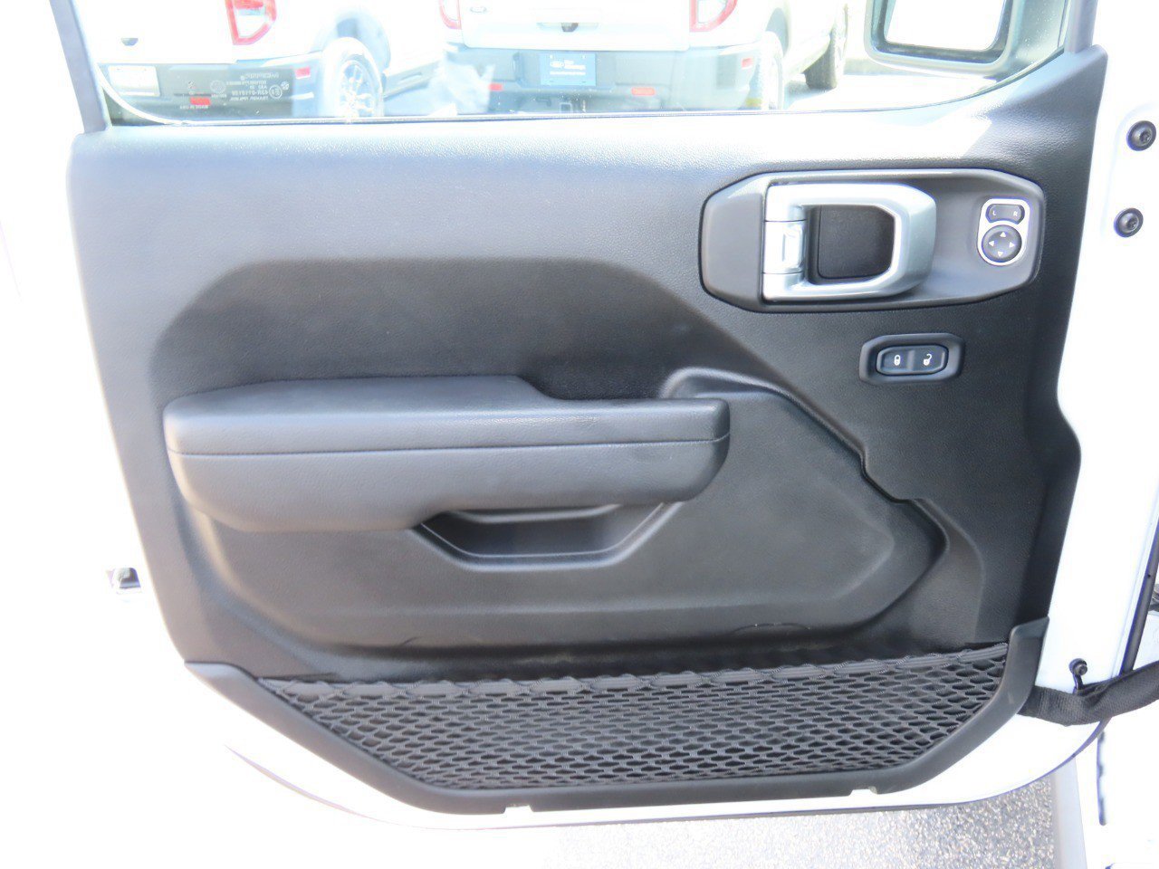 Used 2023 Jeep Wrangler Unlimited Rubicon w/ Steel Bumper Group image 9