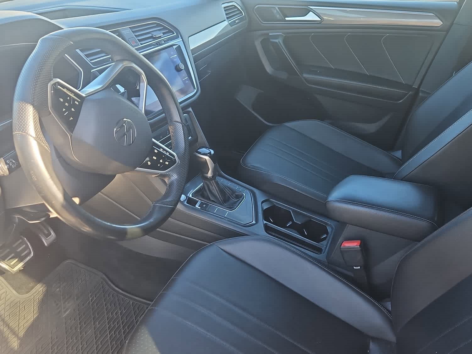 Used 2022 Volkswagen Tiguan SE R-Line image 15