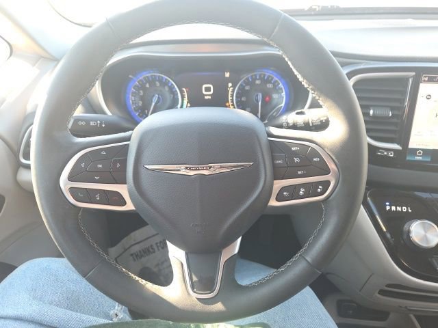 Used 2023 Chrysler Pacifica Touring-L image 36