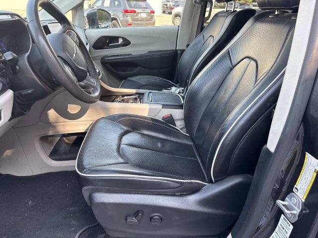 Used 2022 Chrysler Pacifica Limited w/ Uconnect Theater Family Group AWD/4WD image 11