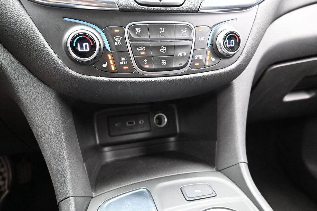 Used 2024 Chevrolet Equinox LT FWD image 33
