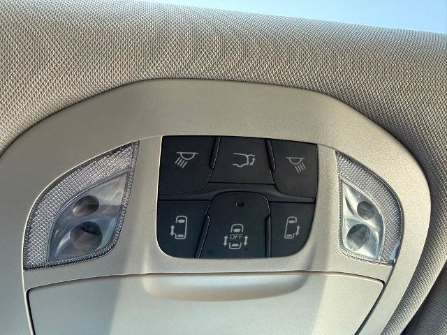 Used 2023 Chrysler Pacifica Limited AWD/4WD image 29