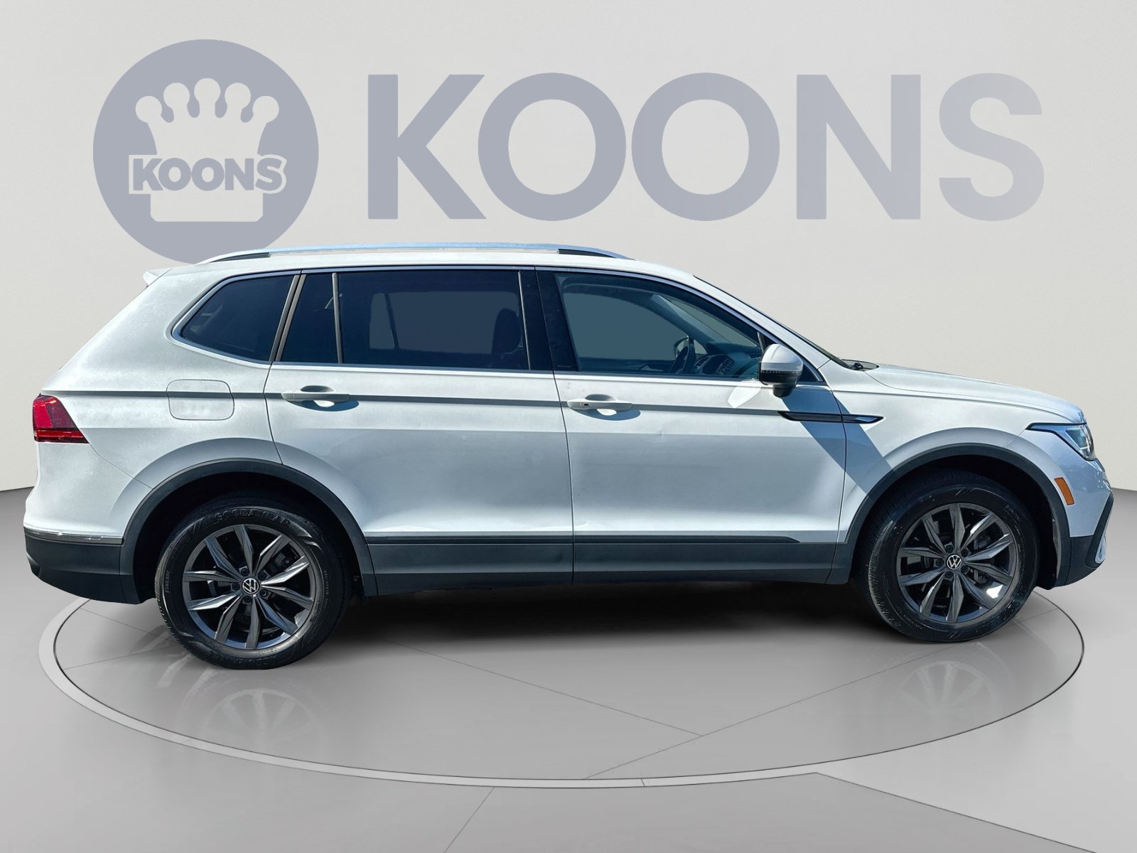 Used 2023 Volkswagen Tiguan SE w/ Panoramic Sunroof Package FWD image 12