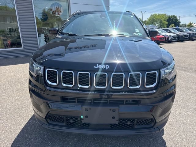Used 2024 Jeep Compass Latitude w/ Convenience Group AWD/4WD image 3
