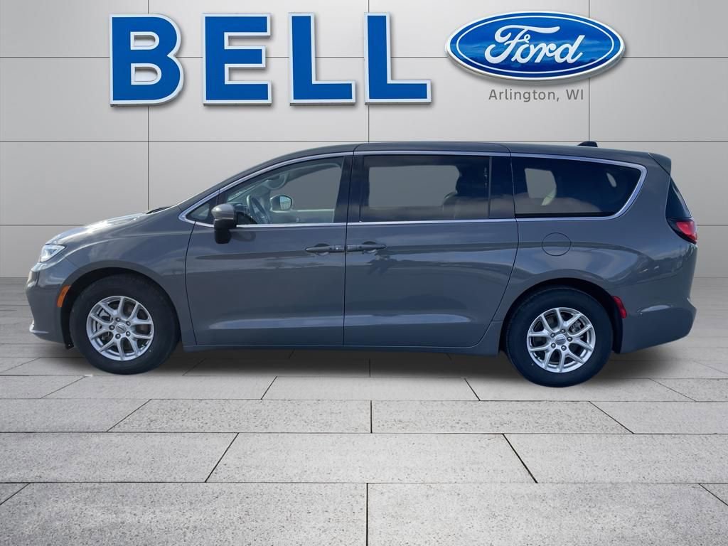 Used 2023 Chrysler Pacifica Touring-L image 6