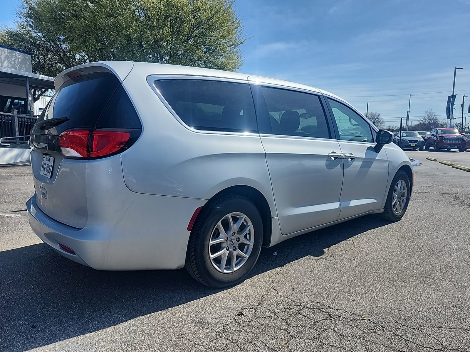 Used 2023 Chrysler Voyager LX image 3