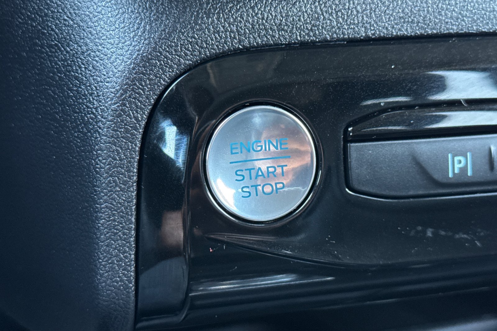 Certified 2025 Ford Escape SE w/ PHEV Premium Package FWD image 24
