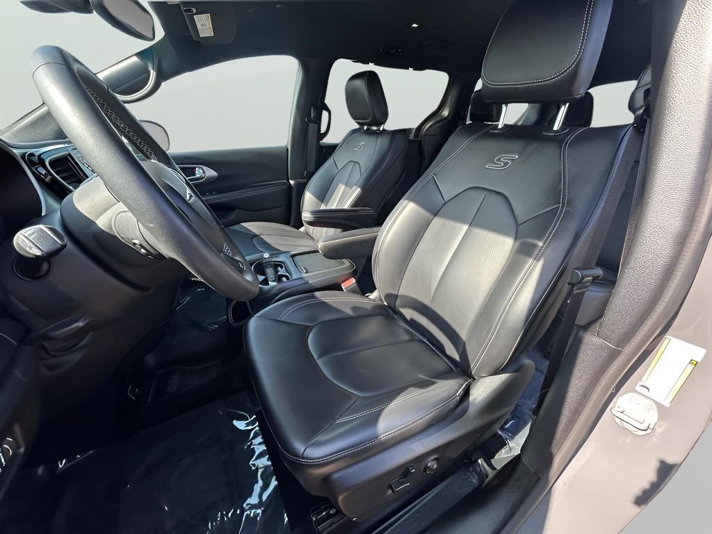 Used 2023 Chrysler Pacifica Touring-L w/ S Appearance Package AWD/4WD image 10