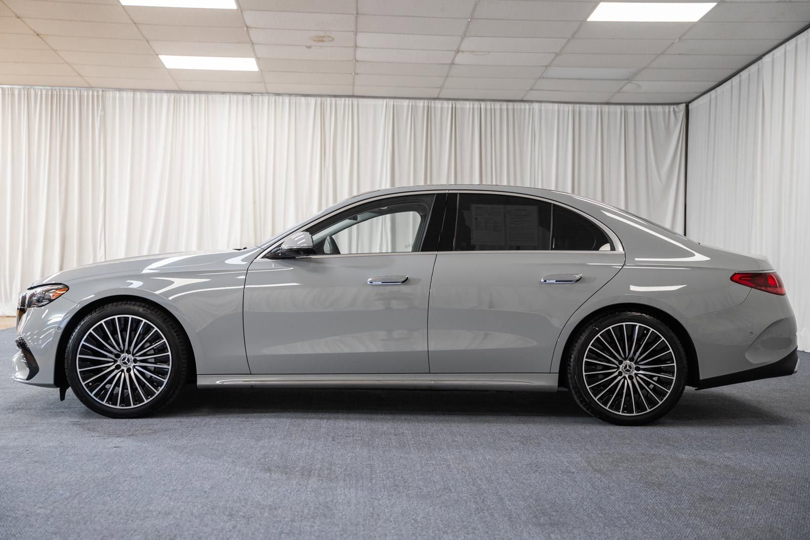 Used 2025 Mercedes-Benz E 350 4MATIC Sedan image 5