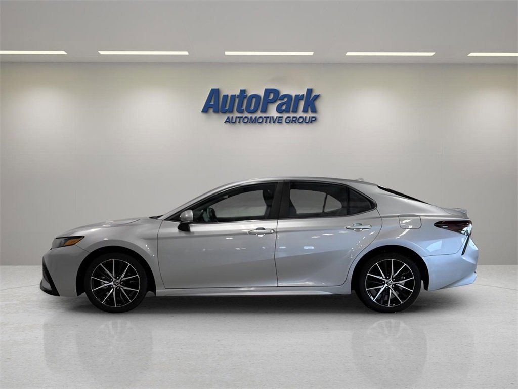 Used 2023 Toyota Camry SE image 2