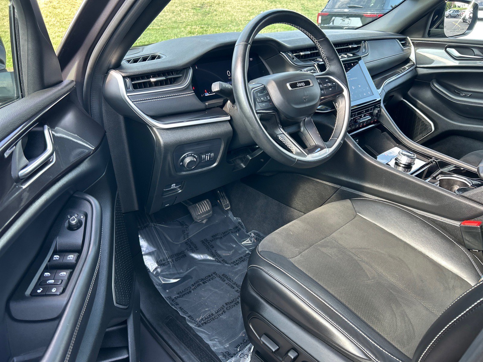 Used 2022 Jeep Grand Cherokee Altitude AWD/4WD image 5