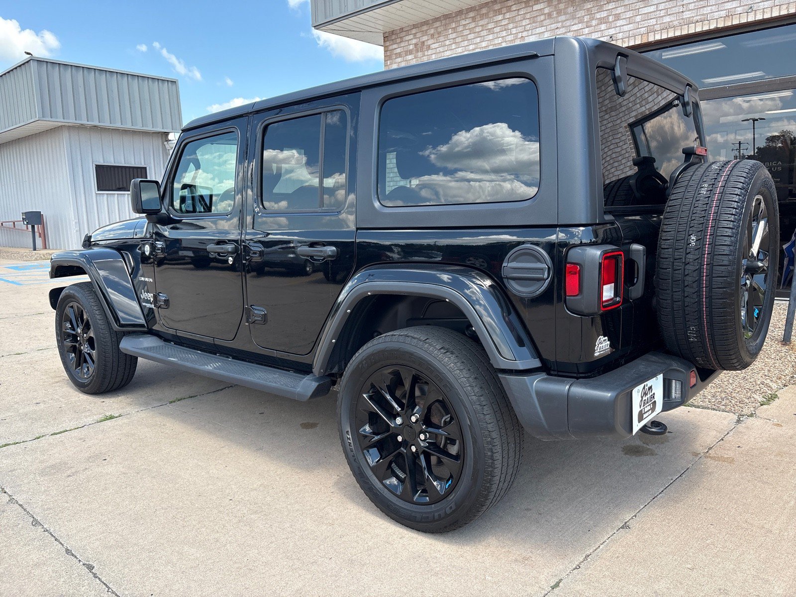 Used 2021 Jeep Wrangler Unlimited Sahara w/ Uconnect 4C Nav & Sound Group AWD/4WD image 11
