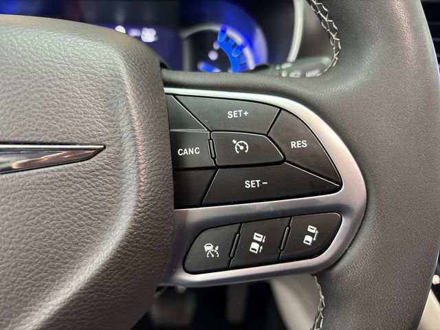 Used 2023 Chrysler Pacifica Touring-L image 18