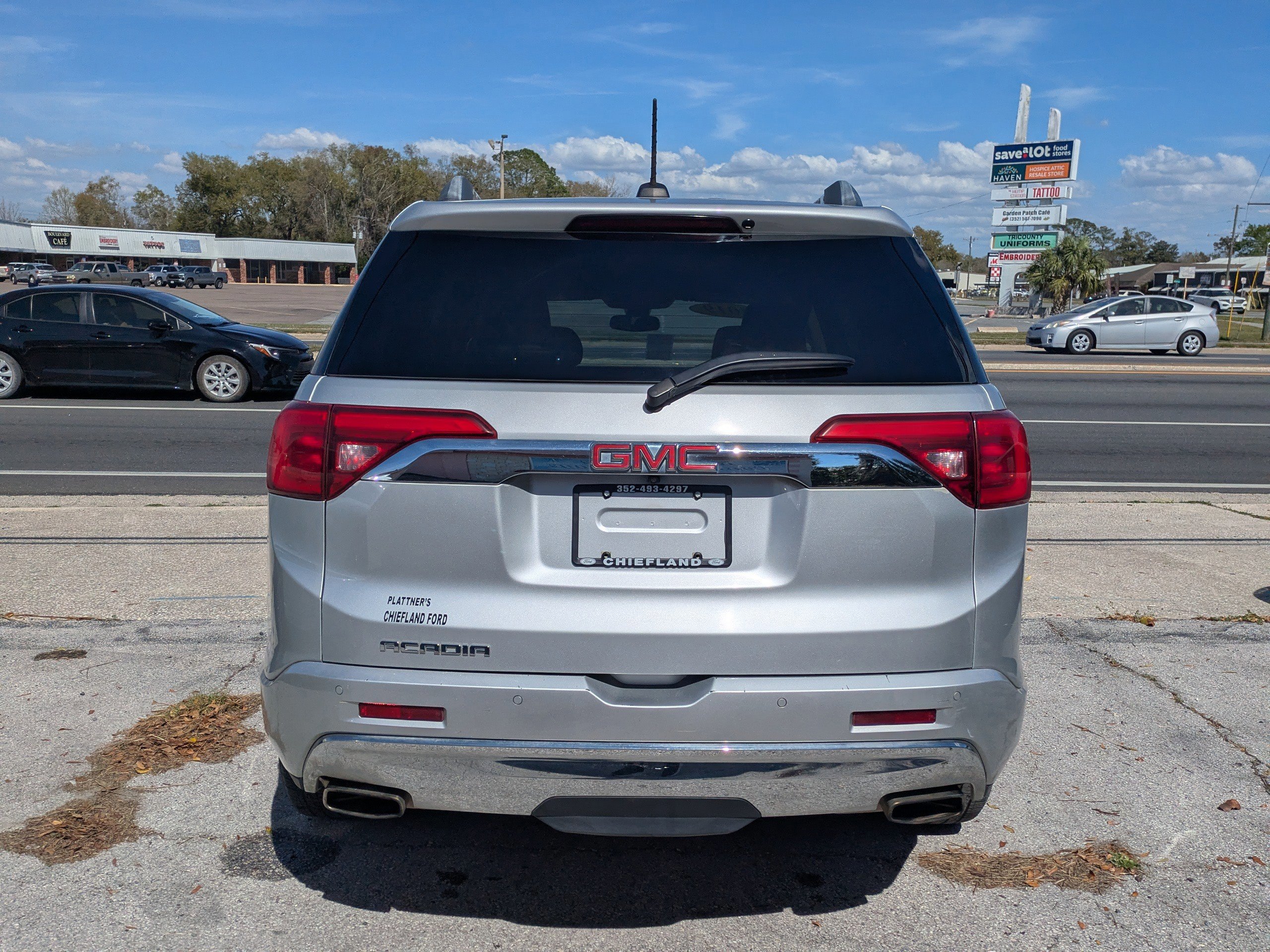 Used 2019 GMC Acadia Denali image 4