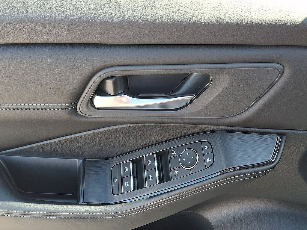 Used 2025 Nissan Rogue SL AWD/4WD image 10