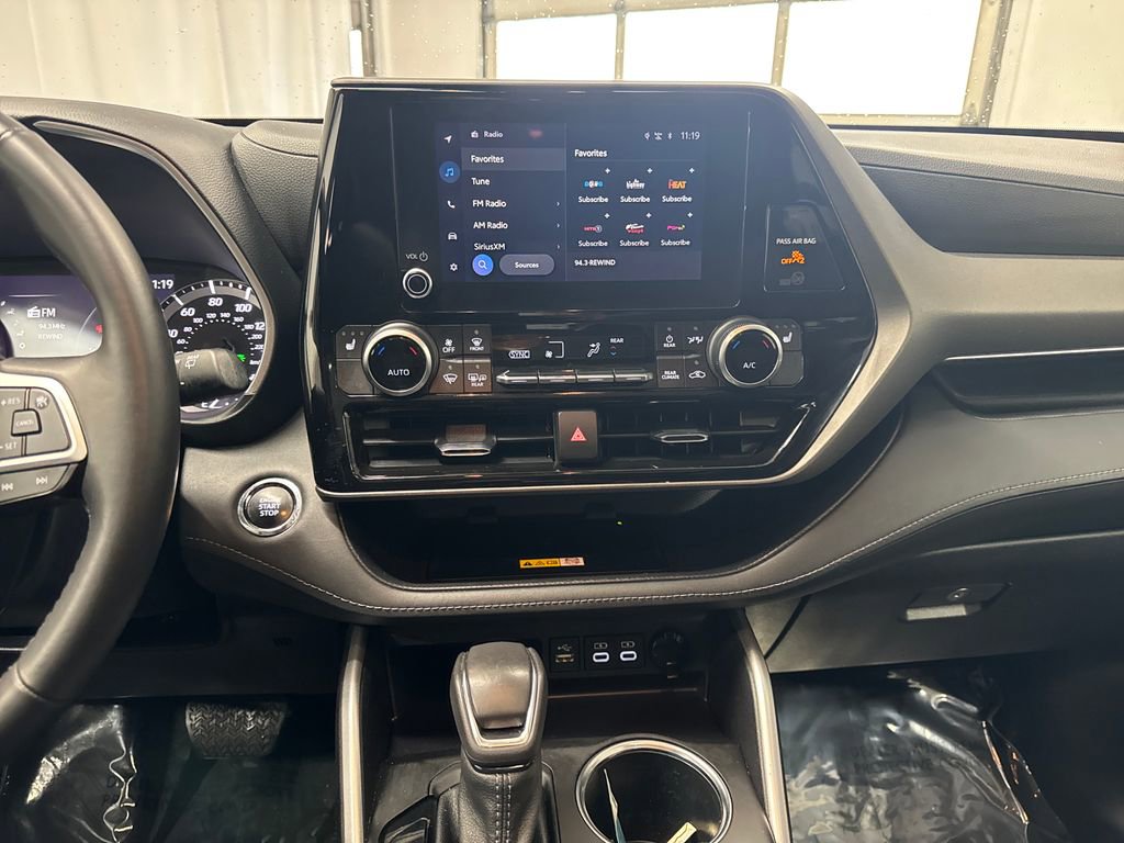 Used 2023 Toyota Highlander XLE AWD/4WD image 19