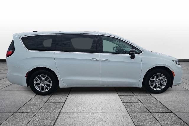 Used 2024 Chrysler Pacifica Touring-L FWD image 4