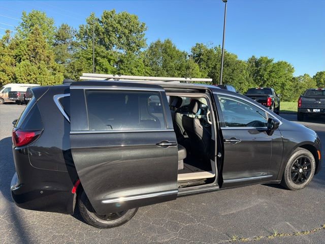 Used 2020 Chrysler Pacifica Touring-L w/ Advanced Safetytec Group FWD image 13