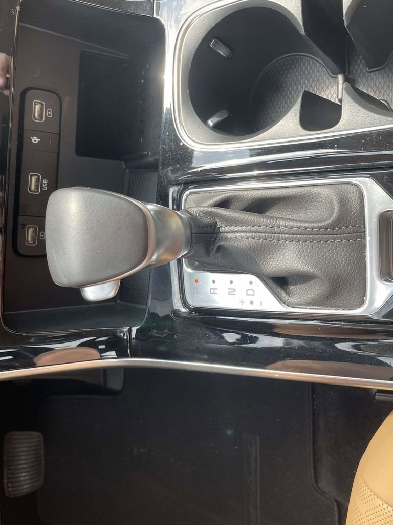 Used 2024 Kia Carnival EX image 17