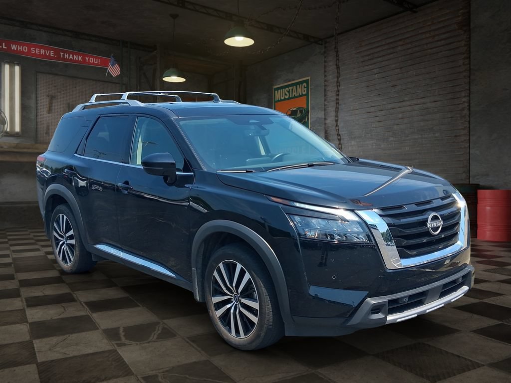 Used 2025 Nissan Pathfinder Platinum AWD/4WD image 2