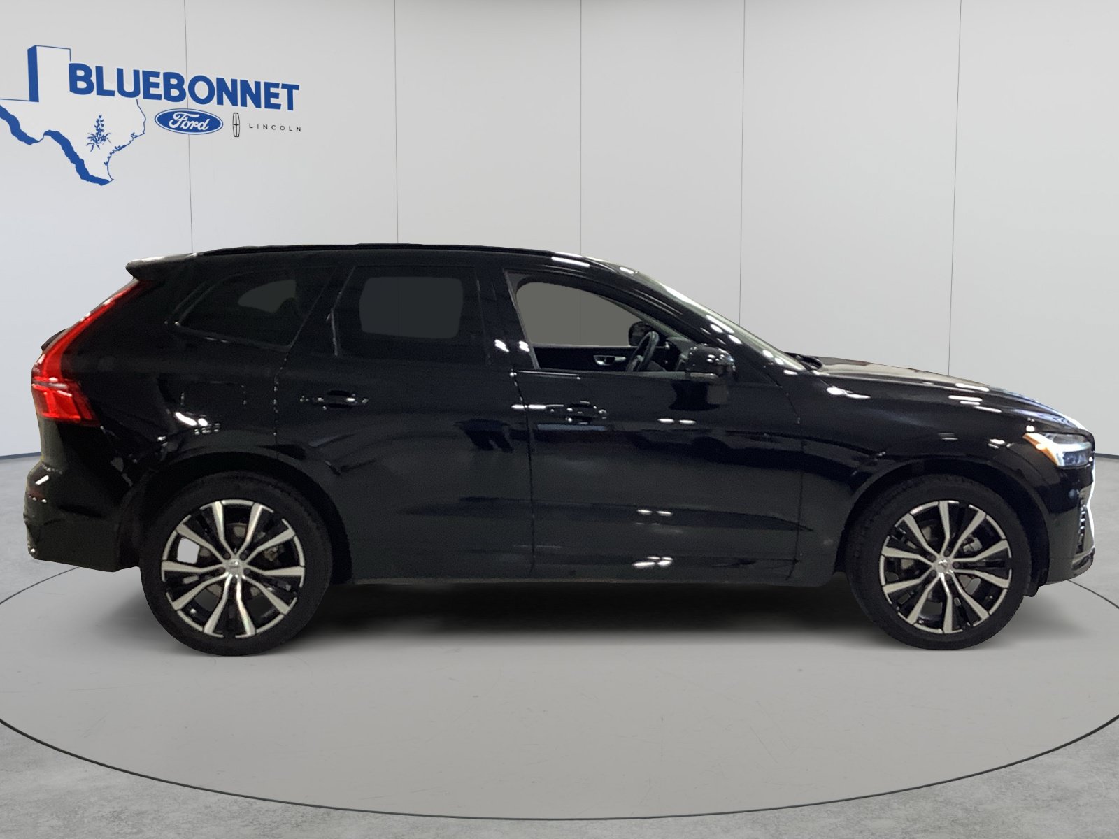 Used 2024 Volvo XC60 B5 Plus w/ Protection Package Premier AWD/4WD image 4