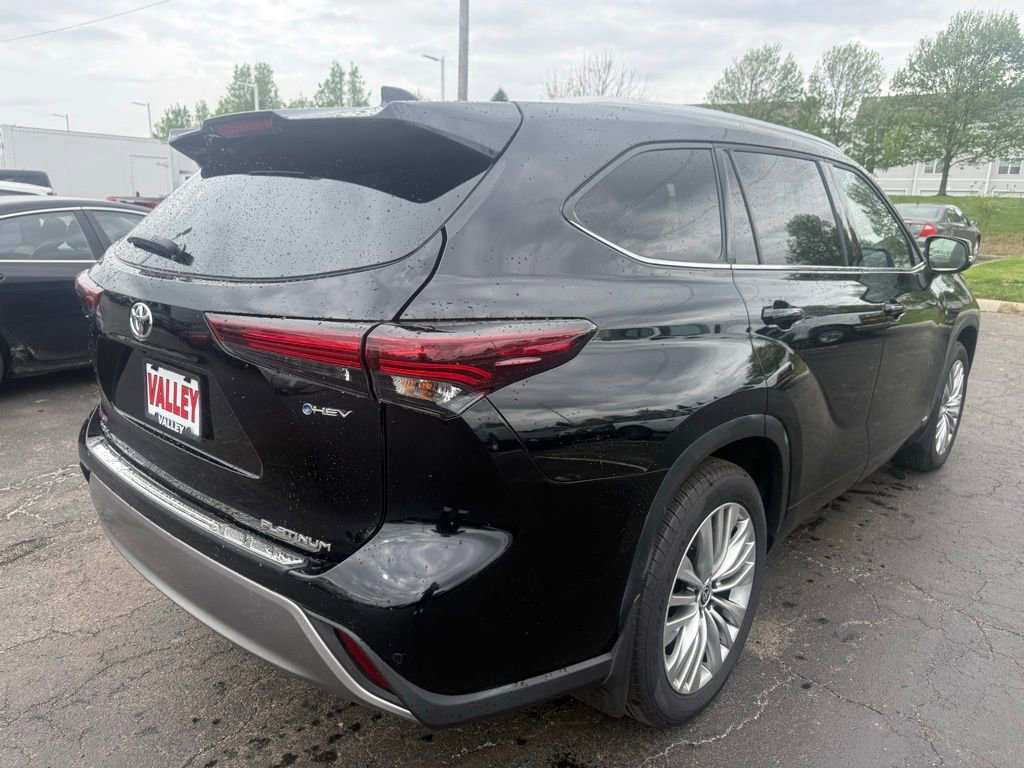 Used 2025 Toyota Highlander Platinum AWD/4WD image 3