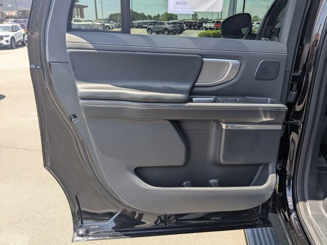 Certified 2025 Ford Expedition Max Platinum w/ Driver's Package AWD/4WD image 27