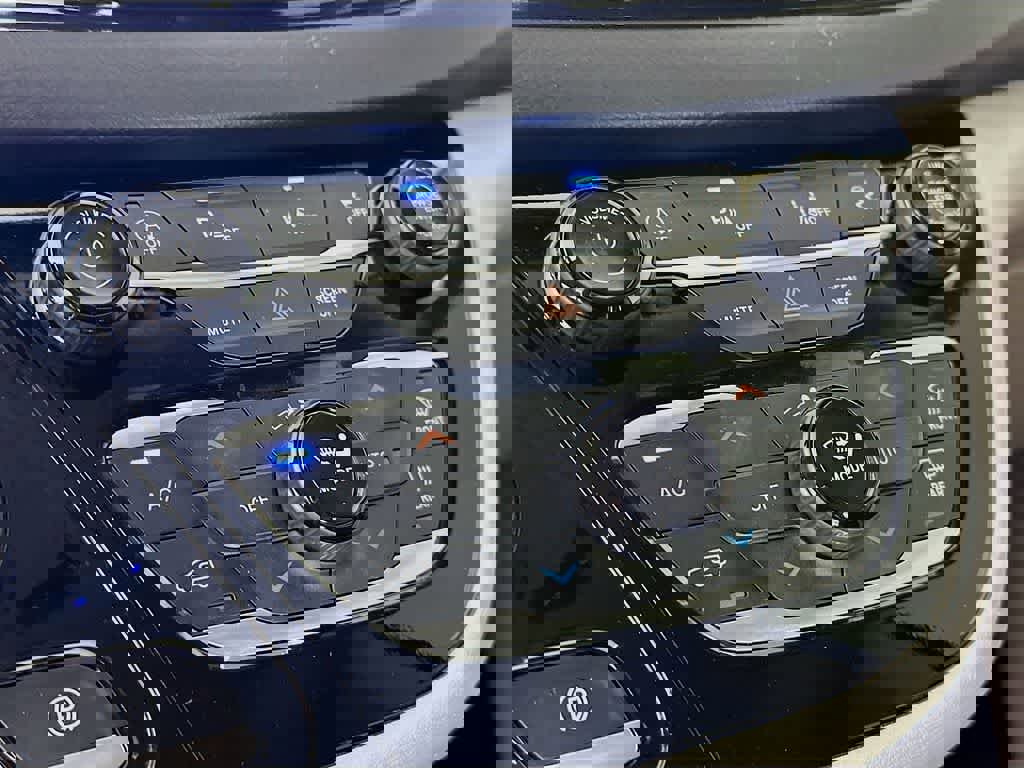 Used 2024 Chrysler Pacifica Touring-L image 18