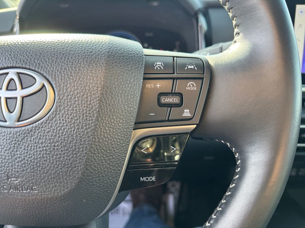 Used 2025 Toyota Camry SE image 28