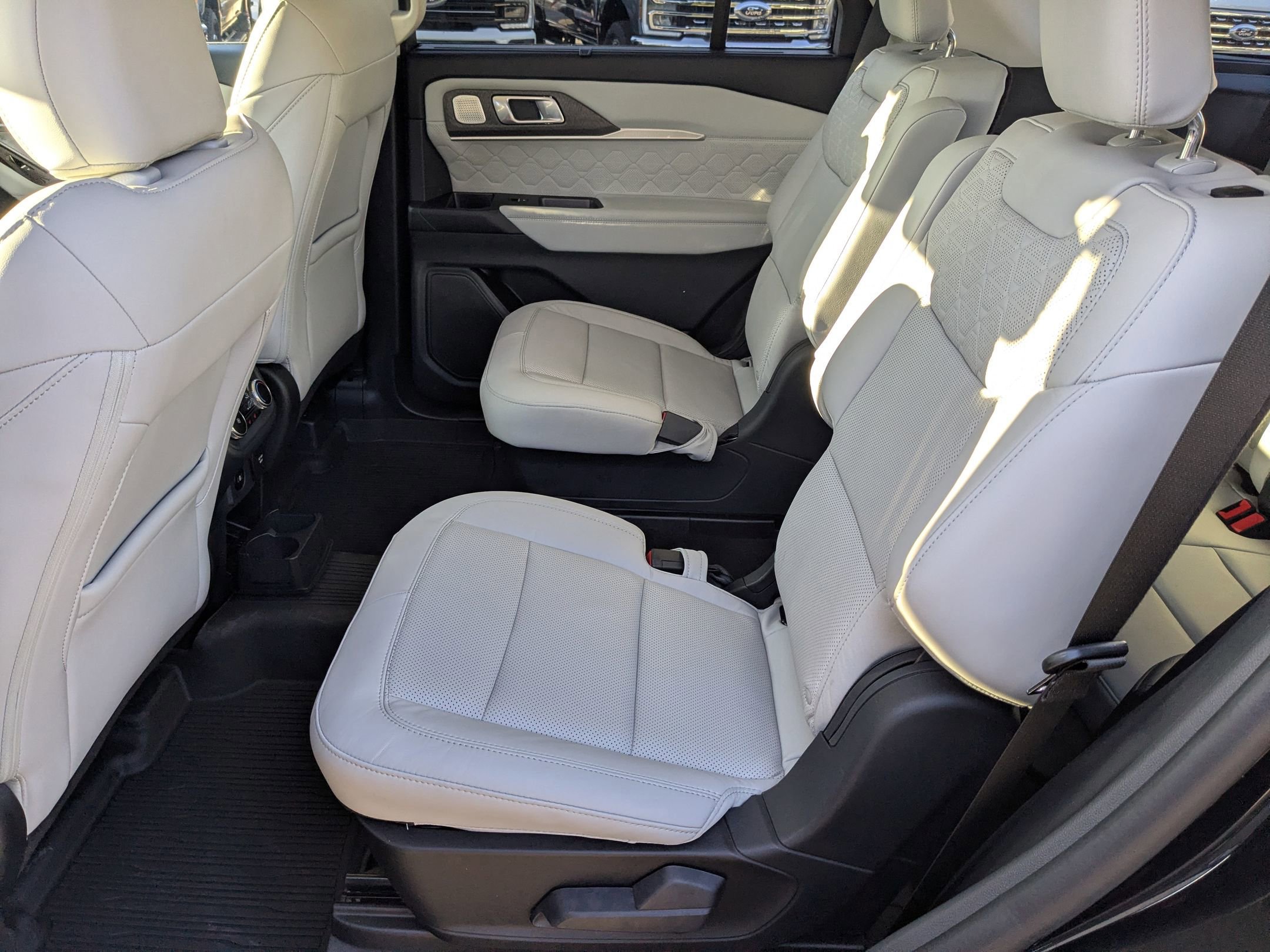 Certified 2025 Ford Explorer Platinum w/ LUX Leather Package image 36
