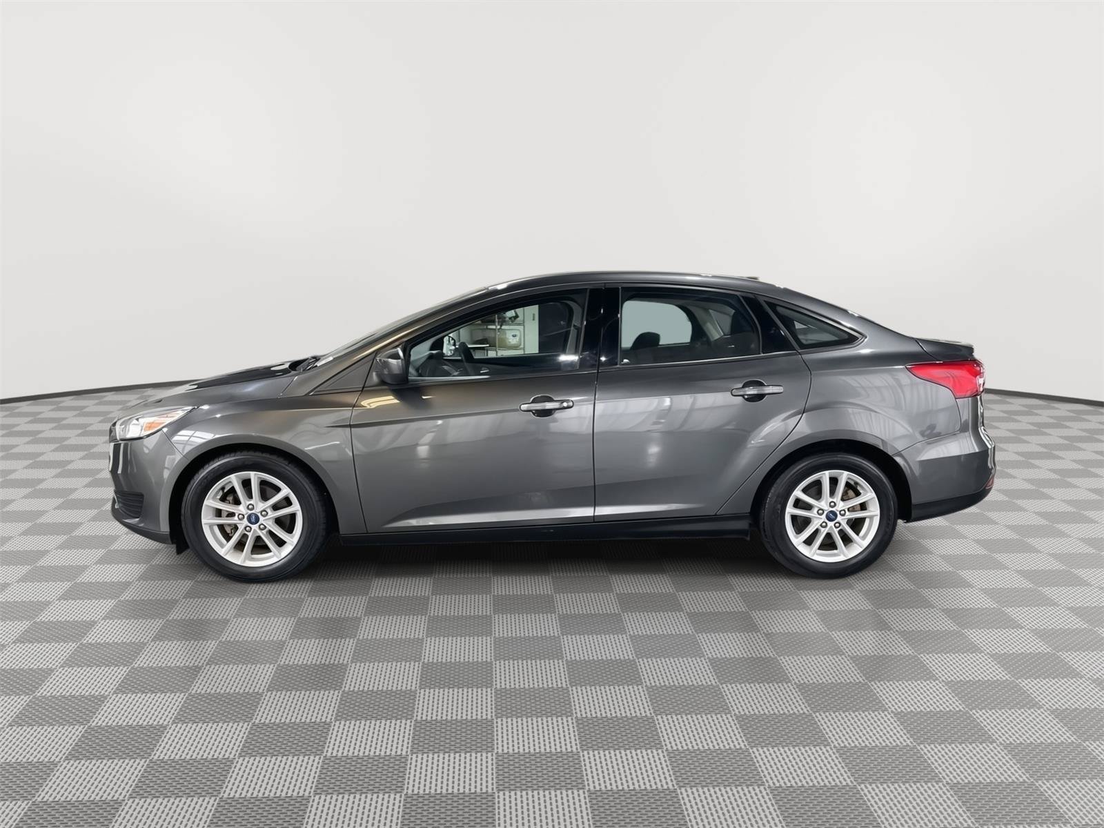 Certified 2018 Ford Focus SE FWD image 2