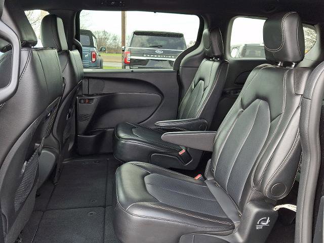 Used 2025 Chrysler Pacifica Select image 10