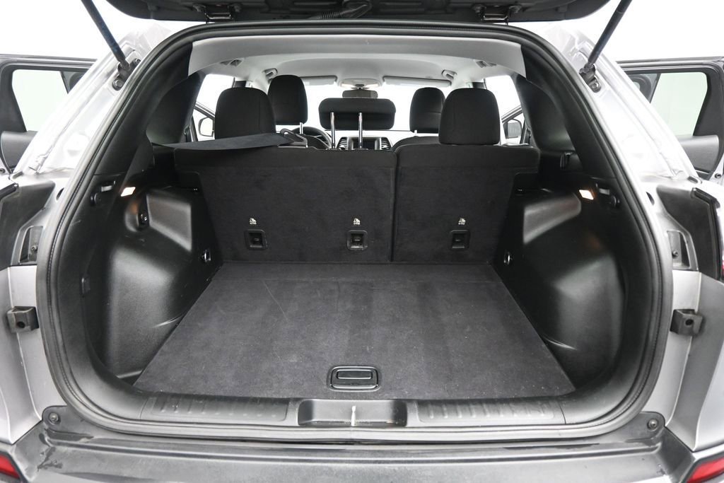 Used 2019 Jeep Cherokee Latitude w/ Popular Appearance Group AWD/4WD image 17
